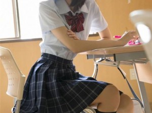 娇小末成年清纯少女私密写真集：迷人写真与甜蜜吞精