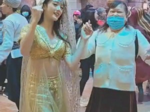 抖音女生步游炫酷挑战：真实场景，轻触即走，探索走路新风尚