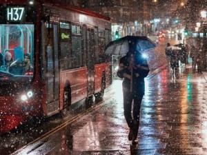 下雨天公交车站いうえぁ_下雨天公交车站，撑伞的人在等待些什么？